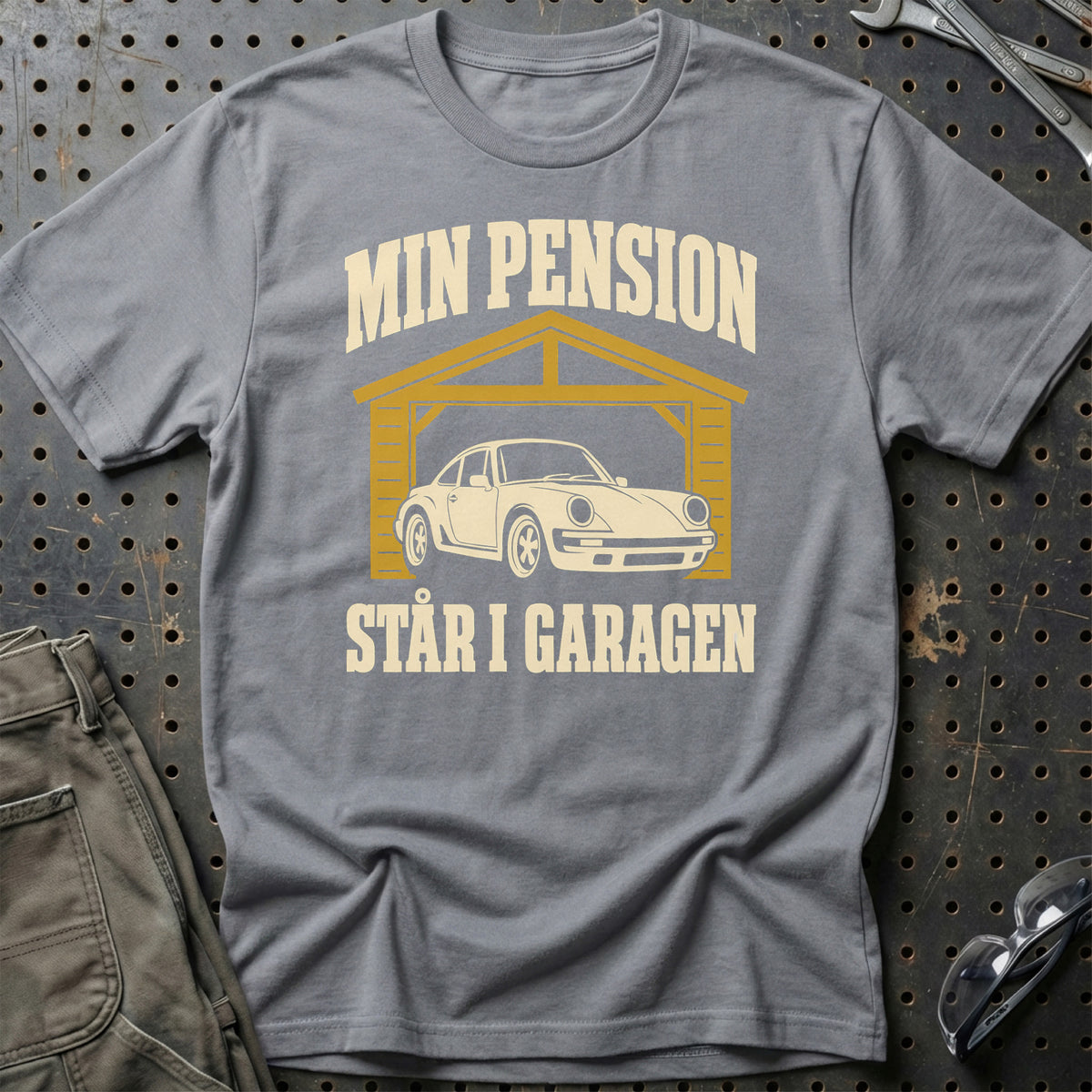 
Produktbillede af Min pension står i garagen T-Shirt
