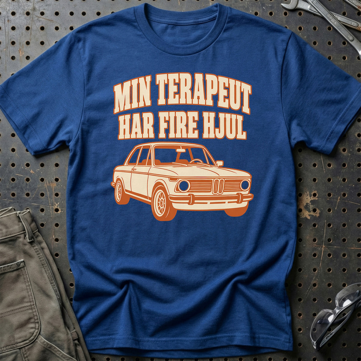 
Produktbillede af Min terapeut har fire hjul T-Shirt