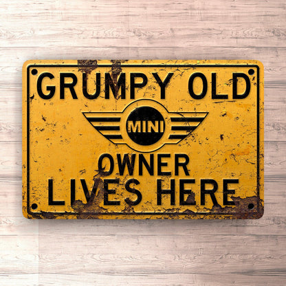 Mini Cooper Grumpy Old Mini Cooper Owner Lives Here Skilte, Musemåtte, Dørmåtte , Plakat-Skilte-Mini-Garage Culture Shop- garage - man cave - merchandise