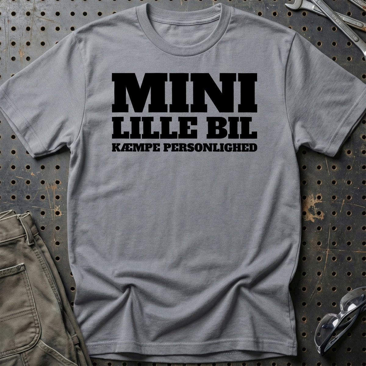 
Produktbillede af Mini – Lille Bil – Kæmpe Personlighed T-Shirt
