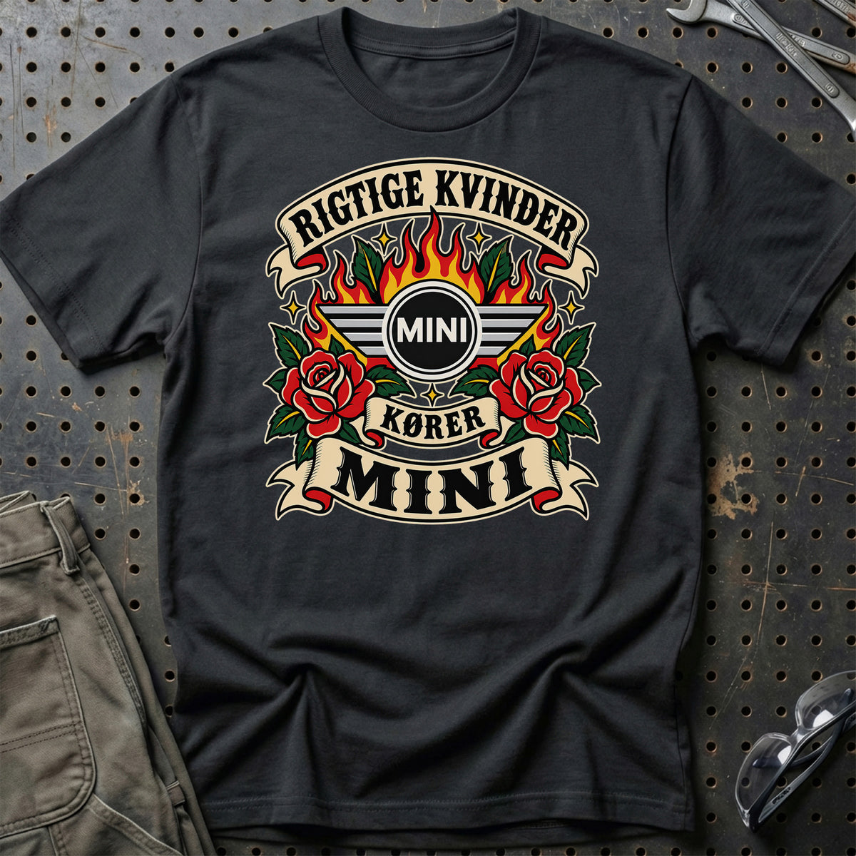 Mini Rigtige Kvinder Kører – Roser og Flammer T-Shirt – Sort