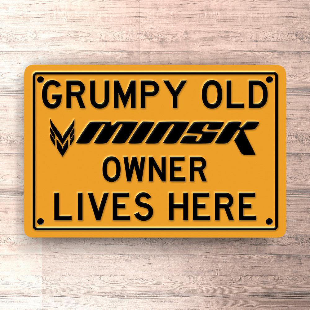 Minsk Grumpy Old Minsk Owner Lives Here Skilte, Musemåtte, Dørmåtte-Skilte-Minsk-Garage Culture Shop- garage - man cave - merchandise