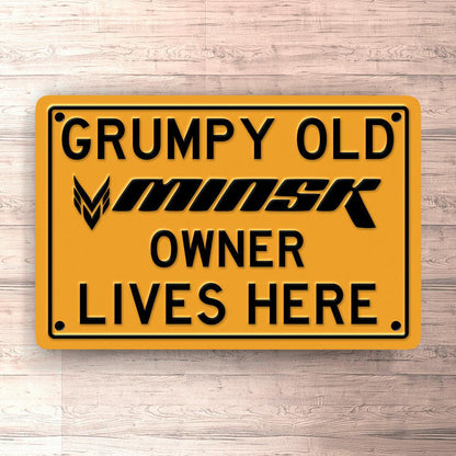 Minsk Grumpy Old Minsk Owner Lives Here Skilte, Musemåtte, Dørmåtte-Skilte-Minsk-Garage Culture Shop- garage - man cave - merchandise