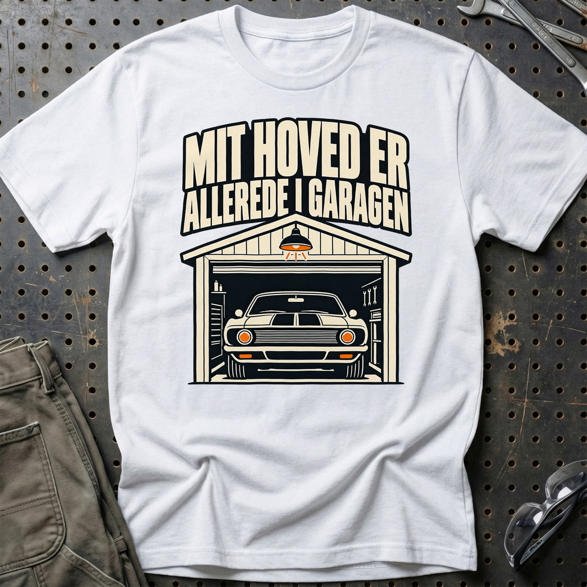 
Mit hoved er allerede i garagen T-Shirt – Hvid