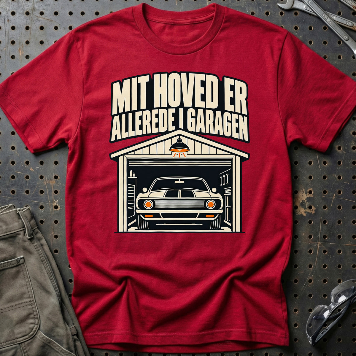 
Mit hoved er allerede i garagen T-Shirt – Rød