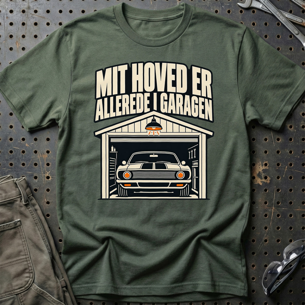 
Mit hoved er allerede i garagen T-Shirt – Grøn Militær