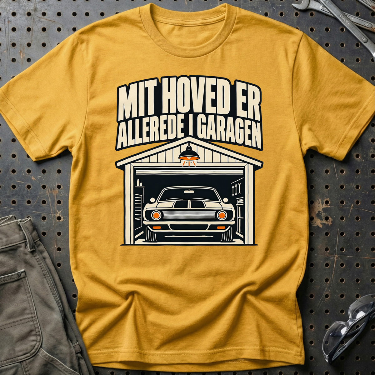 
Mit hoved er allerede i garagen T-Shirt – Guld