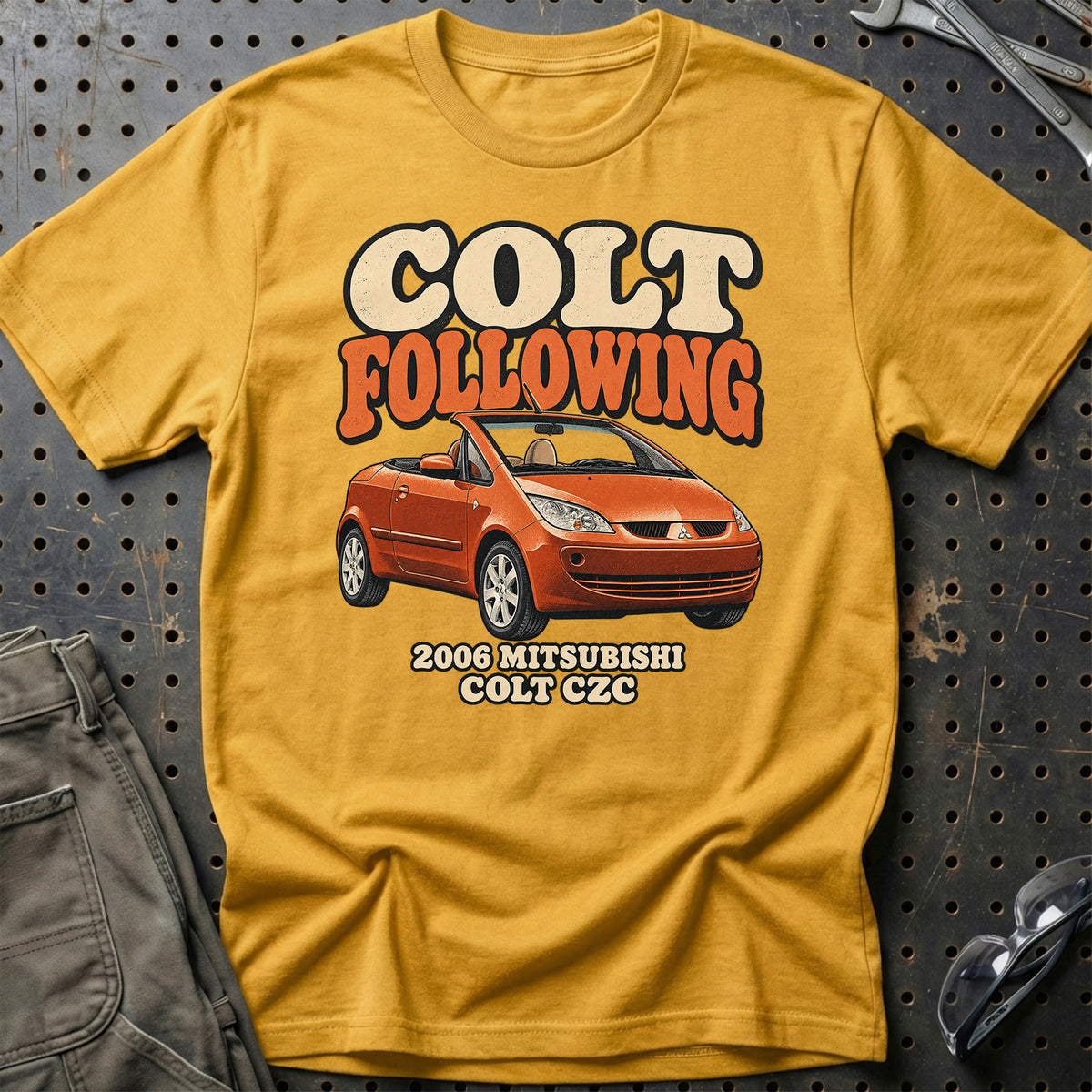 
Mitsubishi Colt CZC 2006 – Colt Following T-Shirt – Guld