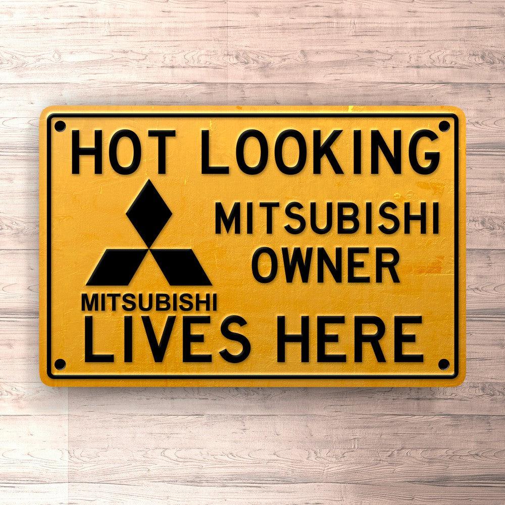 Mitsubishi Hot Looking Mitsubishi Owner Lives Here Skilte, Musemåtte, Dørmåtte , Plakat-Skilte-Mitsubishi-Garage Culture Shop- garage - man cave - merchandise