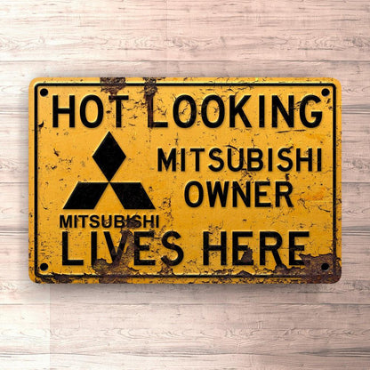 Mitsubishi Hot Looking Mitsubishi Owner Lives Here Skilte, Musemåtte, Dørmåtte , Plakat-Skilte-Mitsubishi-Garage Culture Shop- garage - man cave - merchandise