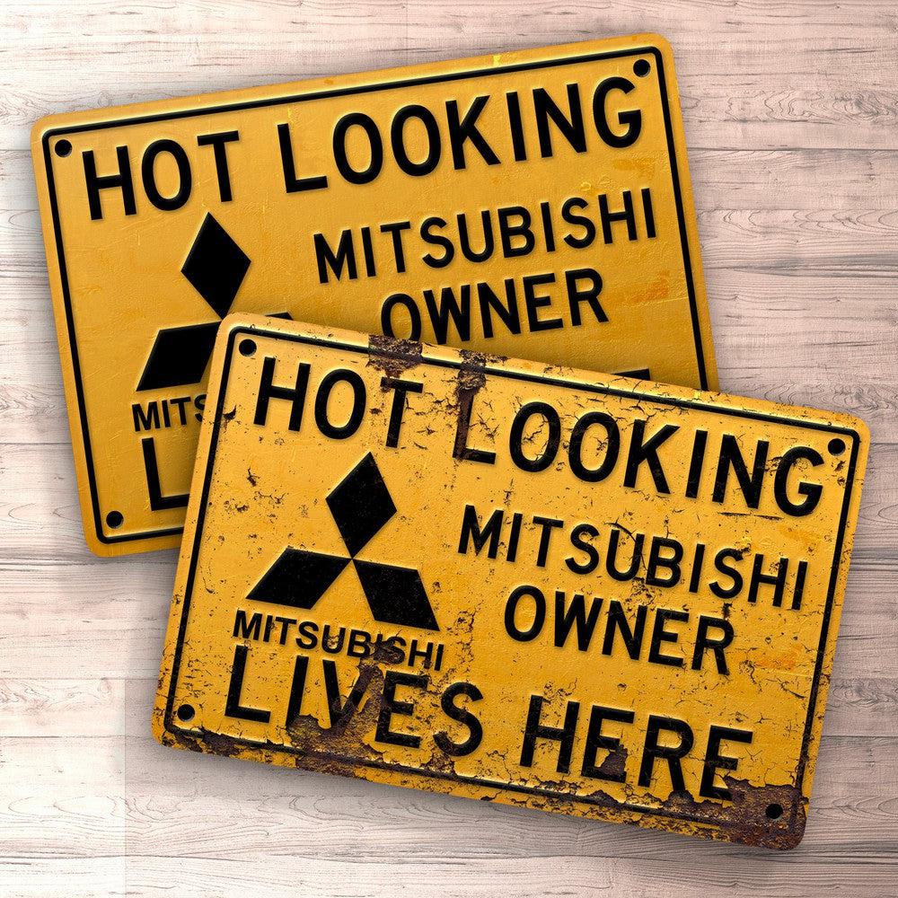 Mitsubishi Hot Looking Mitsubishi Owner Lives Here Skilte, Musemåtte, Dørmåtte , Plakat-Skilte-Mitsubishi-Garage Culture Shop- garage - man cave - merchandise