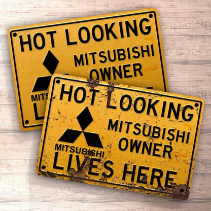 Mitsubishi Hot Looking Mitsubishi Owner Lives Here Skilte, Musemåtte, Dørmåtte , Plakat-Skilte-Mitsubishi-Garage Culture Shop- garage - man cave - merchandise
