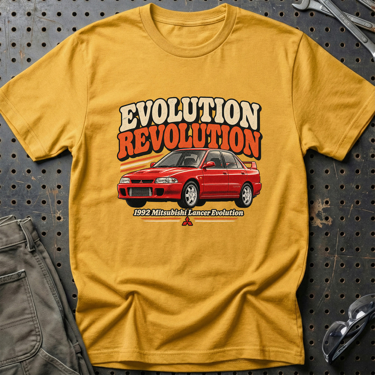 
Mitsubishi Lancer Evolution 1992 – Evolution Revolution T-Shirt – Guld