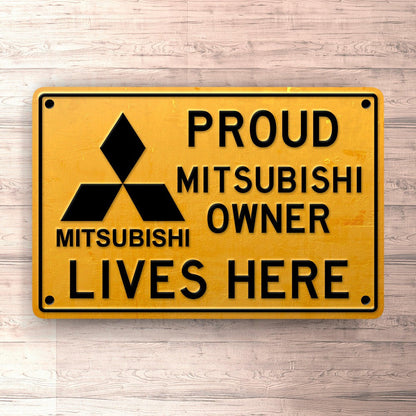 Mitsubishi Proud Mitsubishi Owner Lives Here Skilte, Musemåtte, Dørmåtte , Plakat-Skilte-Mitsubishi-Garage Culture Shop- garage - man cave - merchandise