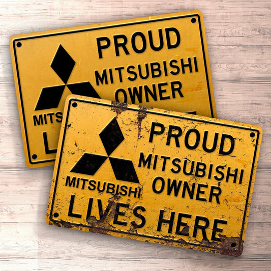 Mitsubishi Proud Mitsubishi Owner Lives Here Skilte, Musemåtte, Dørmåtte , Plakat-Skilte-Mitsubishi-Garage Culture Shop- garage - man cave - merchandise