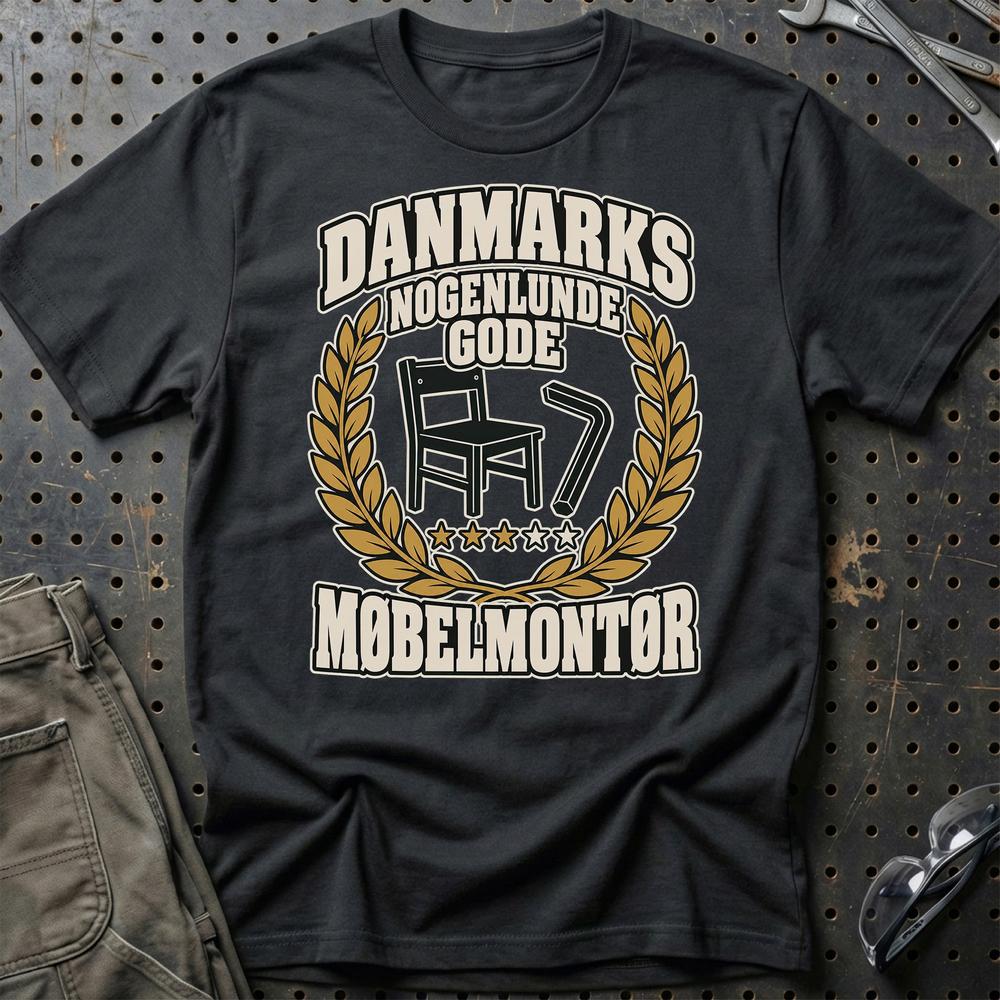 Møbelmontør – Danmarks Nogenlunde Gode T-Shirt-Beklædning-Garage Culture-Sort-S-Garage Culture Shop- garage - man cave - merchandise