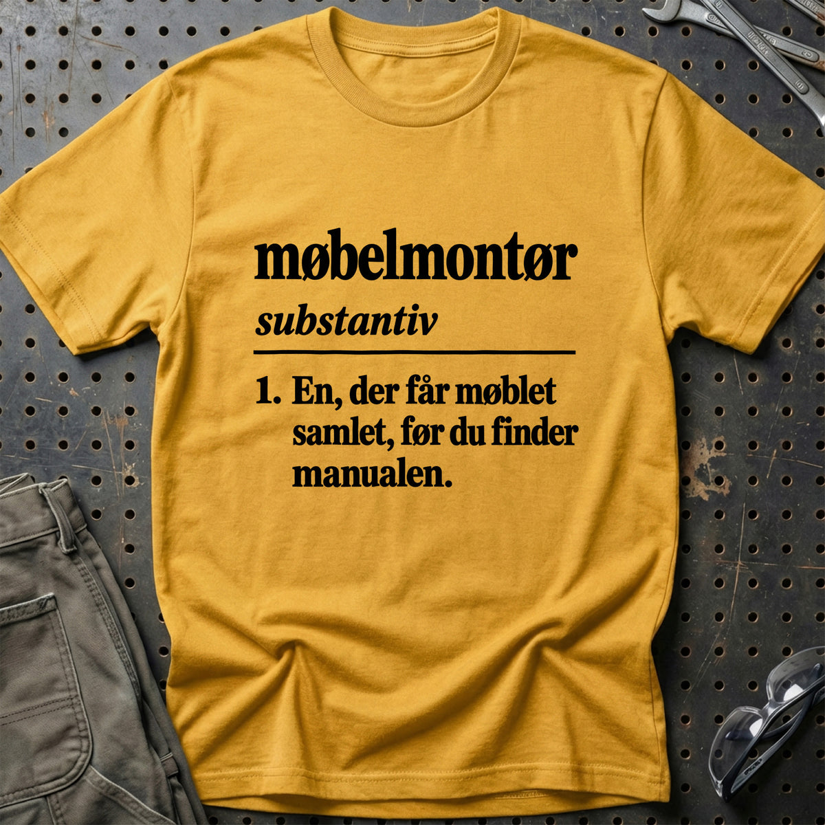 
Møbelmontør – Definition T-Shirt – Guld