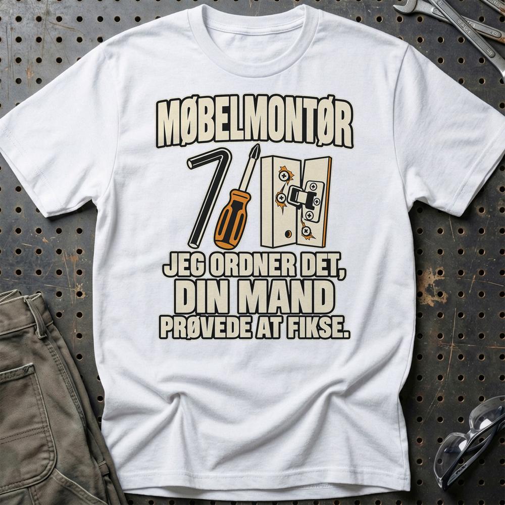 
Produktbillede af Møbelmontør – Jeg Ordner Det, Din Mand Prøvede At Fikse T-Shirt