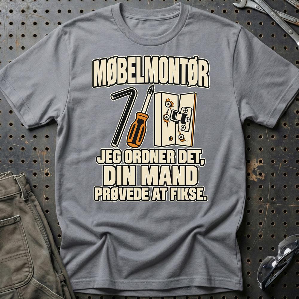
Produktbillede af Møbelmontør – Jeg Ordner Det, Din Mand Prøvede At Fikse T-Shirt