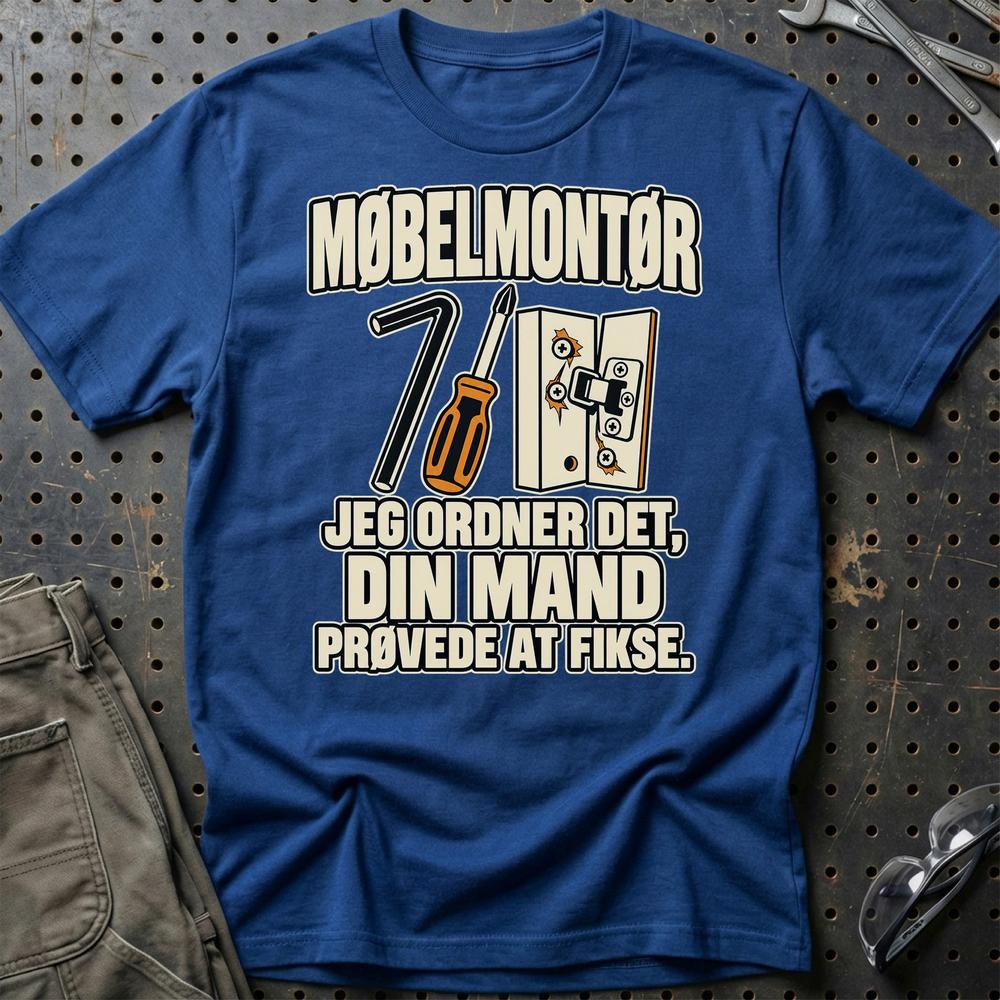
Produktbillede af Møbelmontør – Jeg Ordner Det, Din Mand Prøvede At Fikse T-Shirt