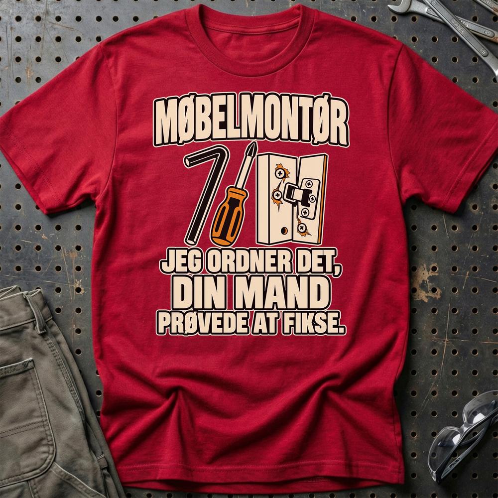 
Produktbillede af Møbelmontør – Jeg Ordner Det, Din Mand Prøvede At Fikse T-Shirt