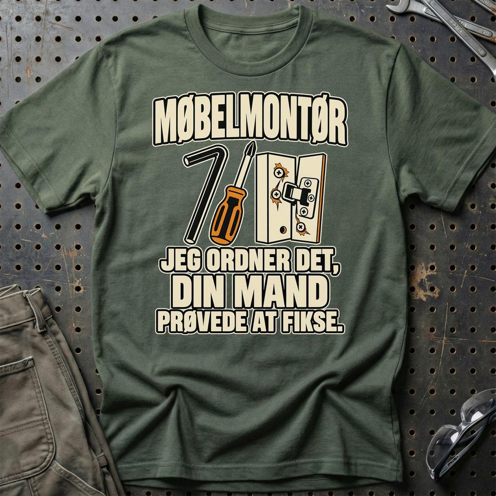 
Produktbillede af Møbelmontør – Jeg Ordner Det, Din Mand Prøvede At Fikse T-Shirt