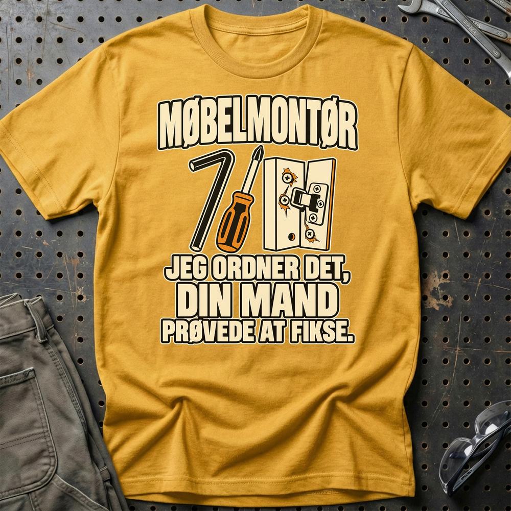 
Produktbillede af Møbelmontør – Jeg Ordner Det, Din Mand Prøvede At Fikse T-Shirt