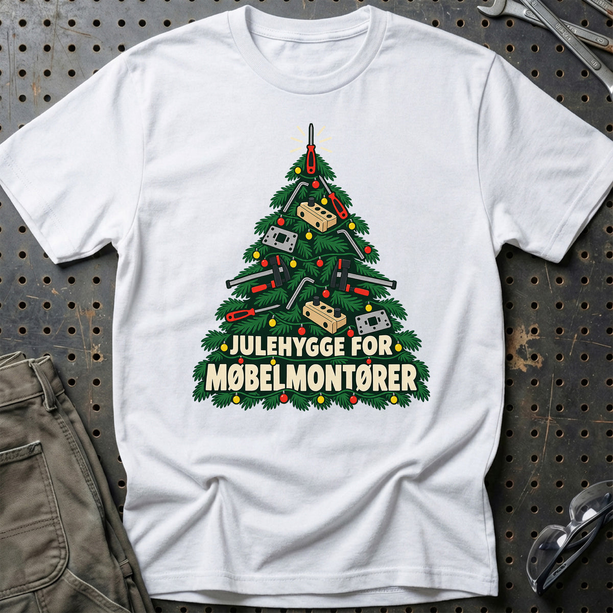
Møbelmontør – Julehygge – Unisex T-Shirt – Hvid