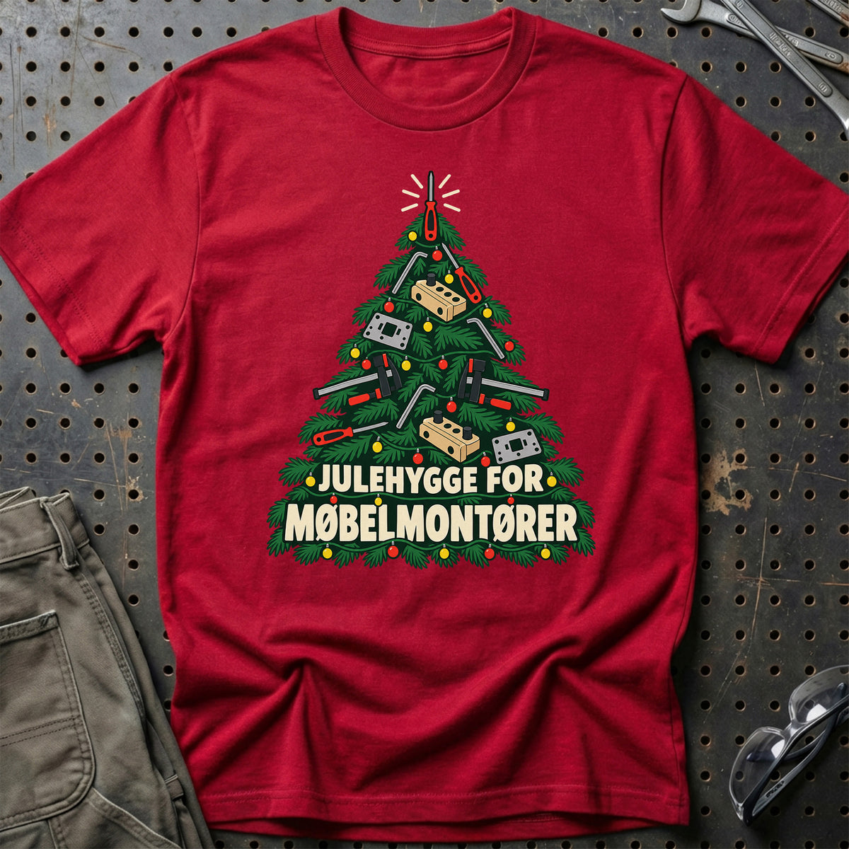 
Møbelmontør – Julehygge – Unisex T-Shirt – Rød