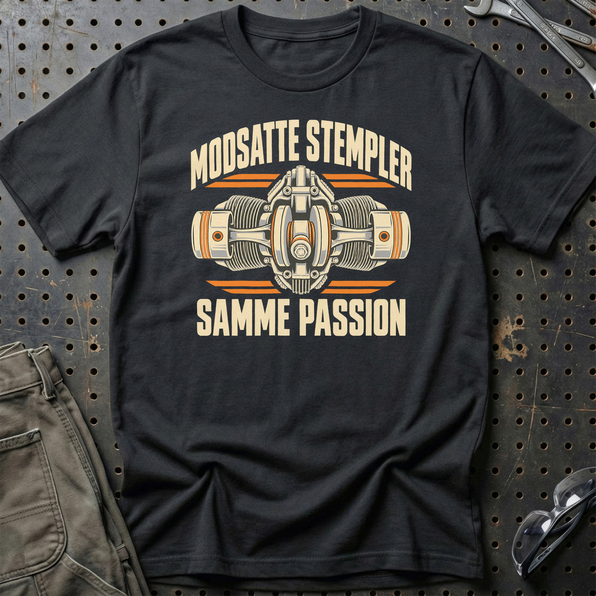 
Modsatte stempler – Samme passion – Unisex T-Shirt – Sort