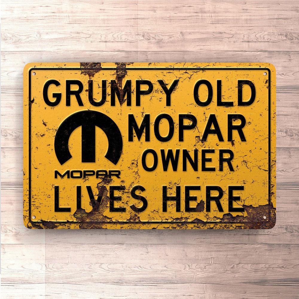 Mopar Grumpy Old Mopar Owner Lives Here Skilte, Musemåtte, Dørmåtte , Plakat-Skilte-Mopar-Garage Culture Shop- garage - man cave - merchandise
