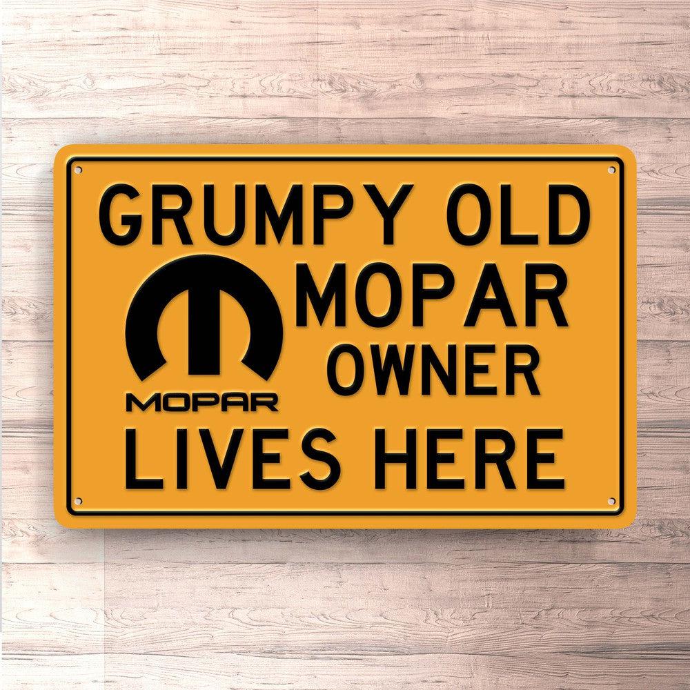 Mopar Grumpy Old Mopar Owner Lives Here Skilte, Musemåtte, Dørmåtte , Plakat-Skilte-Mopar-Garage Culture Shop- garage - man cave - merchandise