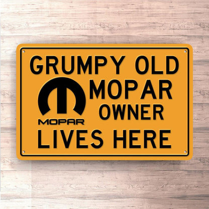 Mopar Grumpy Old Mopar Owner Lives Here Skilte, Musemåtte, Dørmåtte , Plakat-Skilte-Mopar-Garage Culture Shop- garage - man cave - merchandise