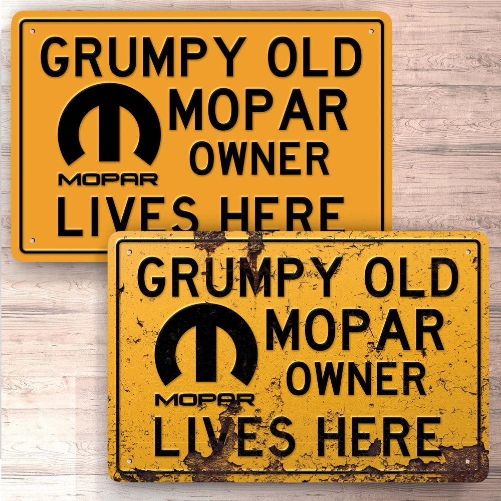 Mopar Grumpy Old Mopar Owner Lives Here Skilte, Musemåtte, Dørmåtte , Plakat-Skilte-Mopar-Garage Culture Shop- garage - man cave - merchandise