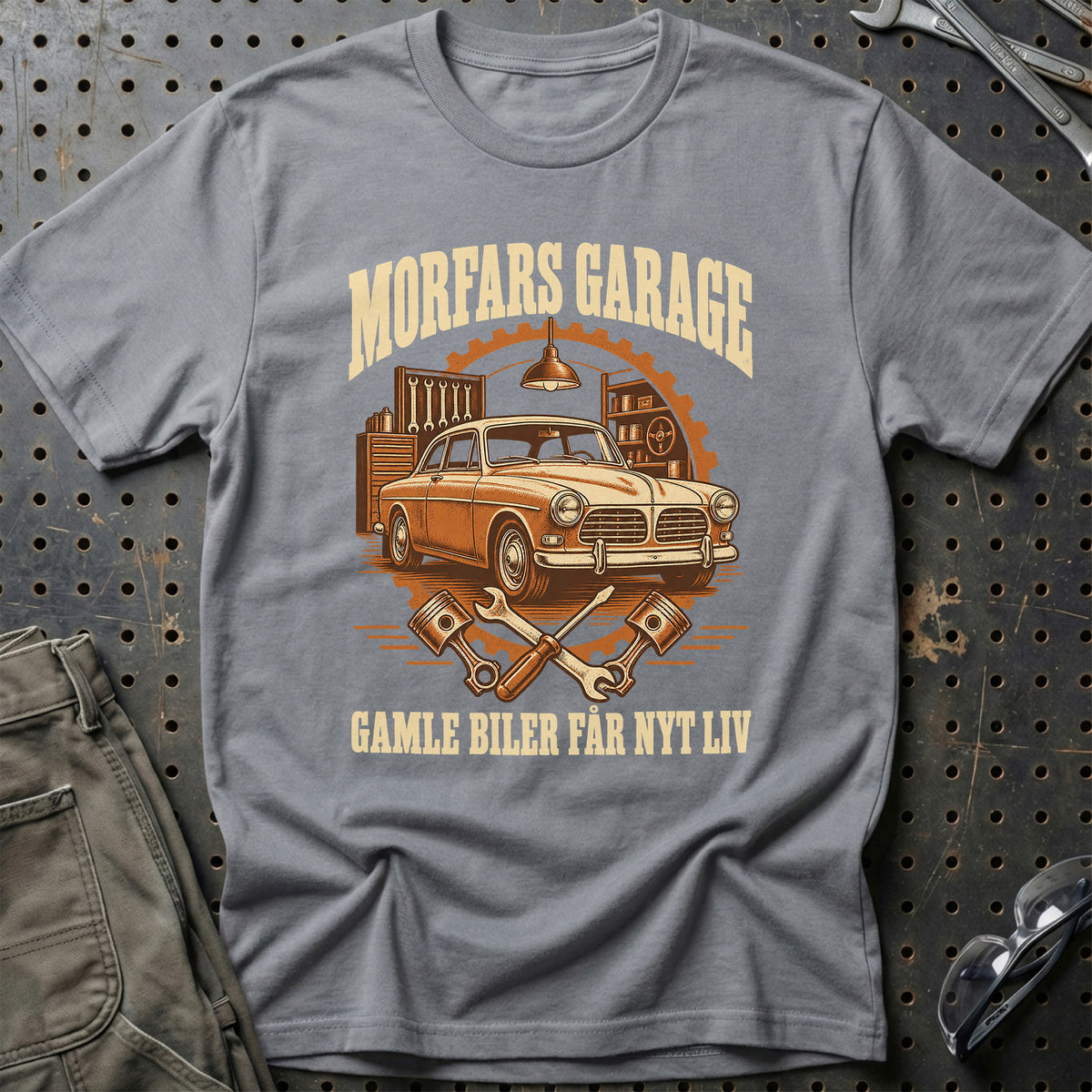
Produktbillede af Morfars garage – Gamle biler får nyt liv T-Shirt