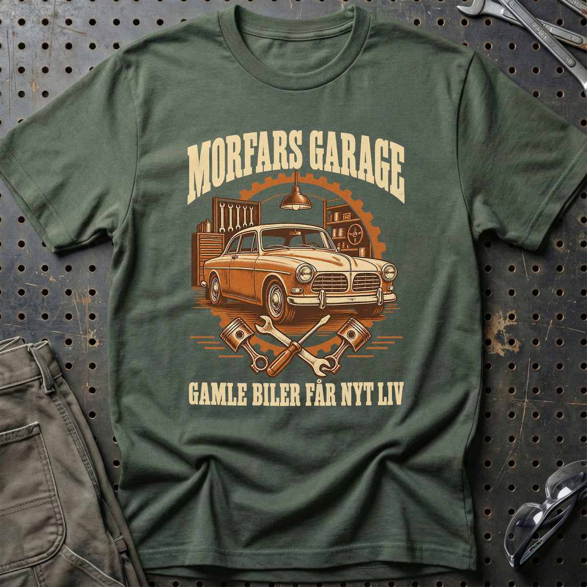 
Produktbillede af Morfars garage – Gamle biler får nyt liv T-Shirt