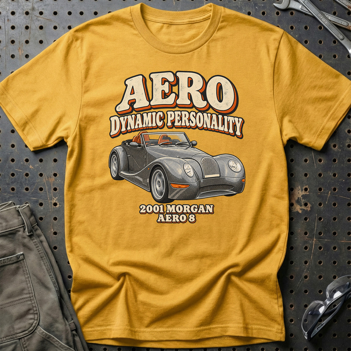 
Morgan Aero 8 2001 – Aero Dynamic Personality T-Shirt – Guld