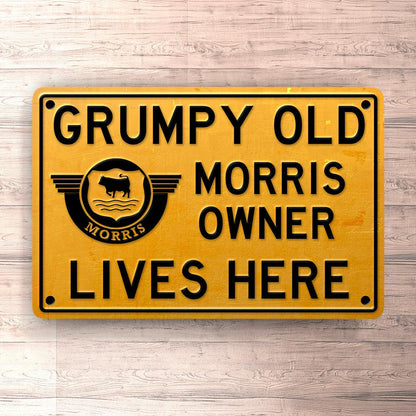 Morris Grumpy Old Morris Owner Lives Here Skilte, Musemåtte, Dørmåtte , Plakat-Skilte-Morris-Garage Culture Shop- garage - man cave - merchandise