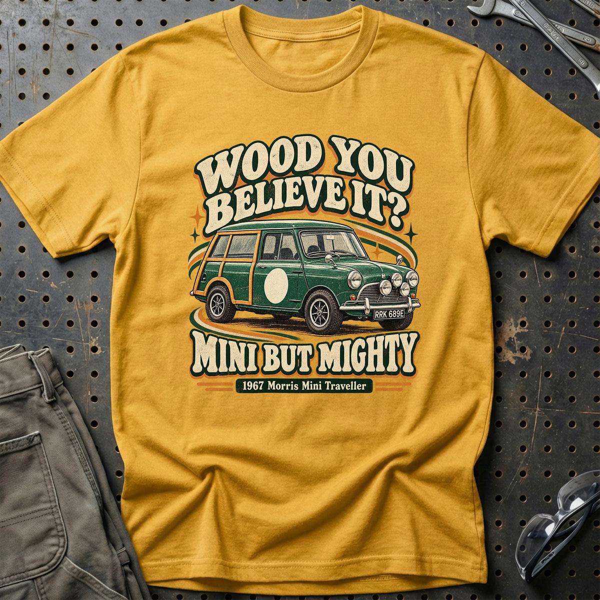 
Morris Mini Traveller 1967 – Mini But Mighty T-Shirt – Guld