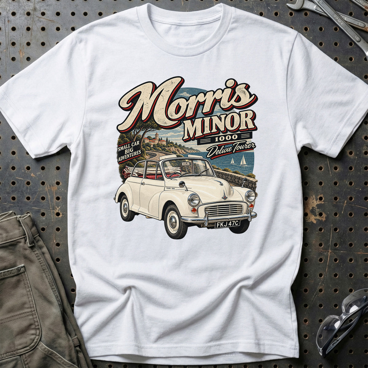 
Morris Minor 1000 Deluxe Tourer 1965 T-Shirt – Hvid