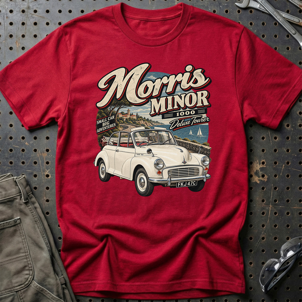 
Morris Minor 1000 Deluxe Tourer 1965 T-Shirt – Rød