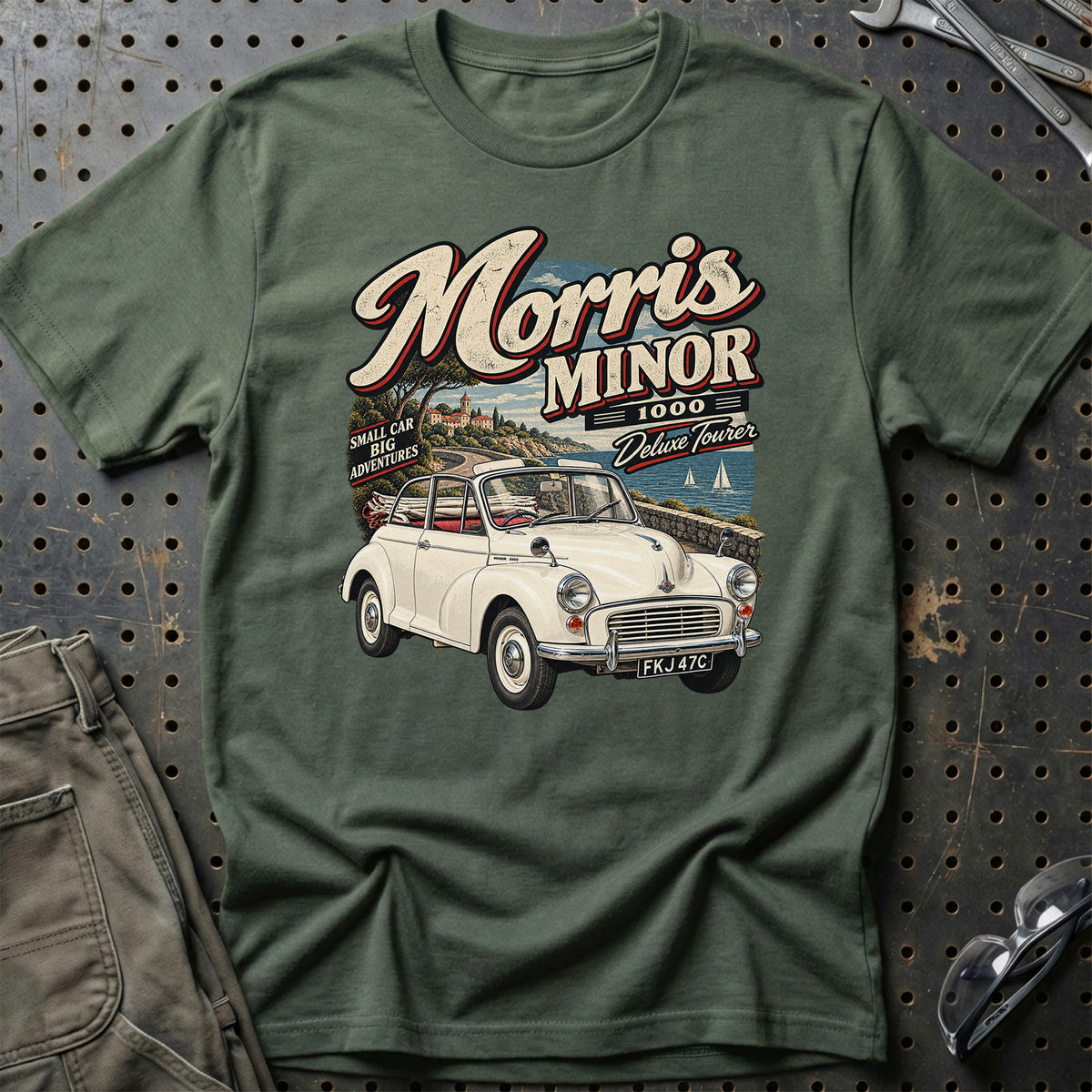 
Morris Minor 1000 Deluxe Tourer 1965 T-Shirt – Grøn Militær