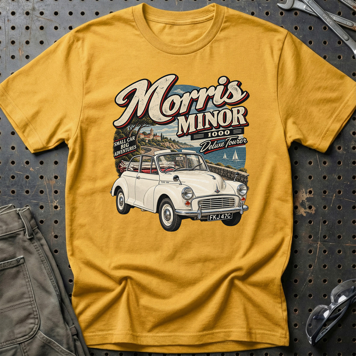 
Morris Minor 1000 Deluxe Tourer 1965 T-Shirt – Guld