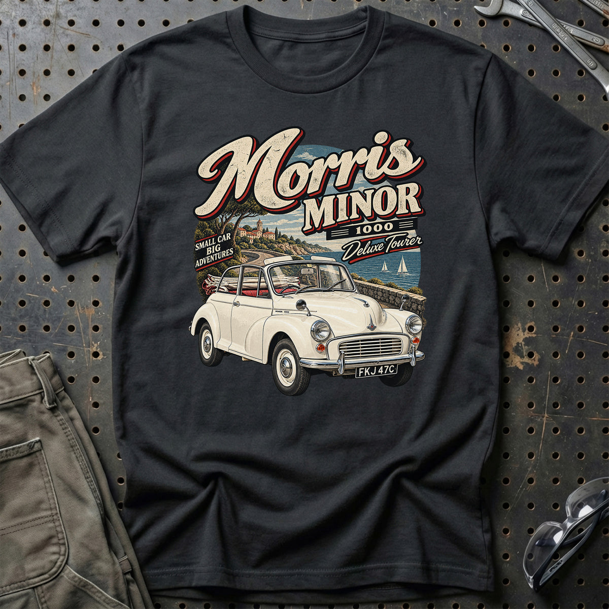 
Morris Minor 1000 Deluxe Tourer 1965 T-Shirt – Sort