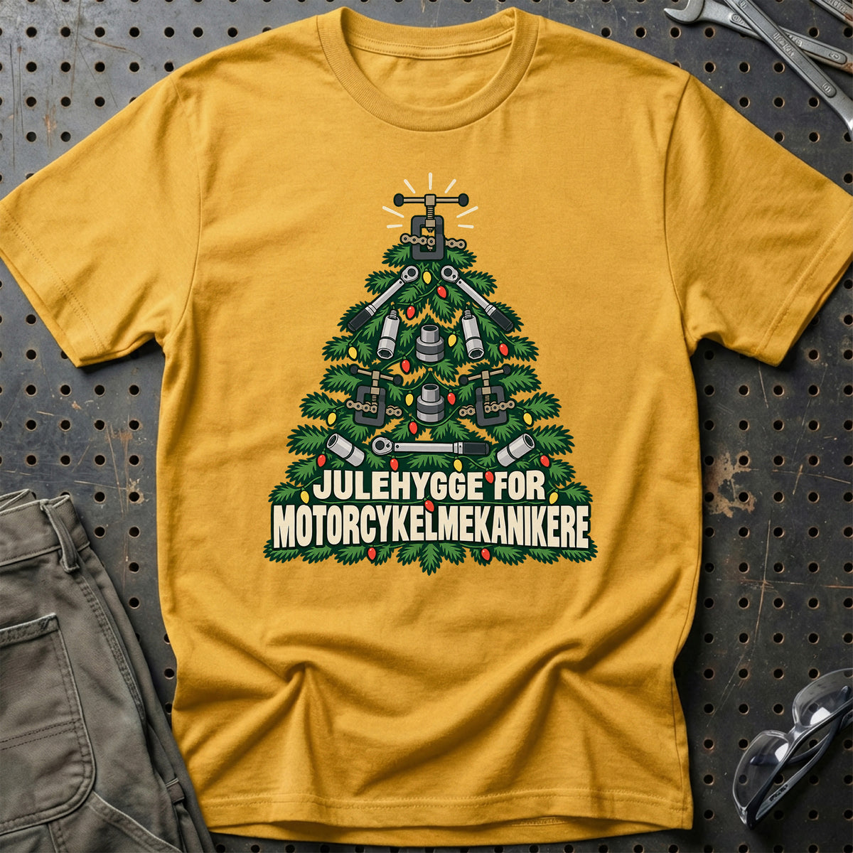 
Motorcykelmekaniker – Julehygge – Unisex T-Shirt – Guld