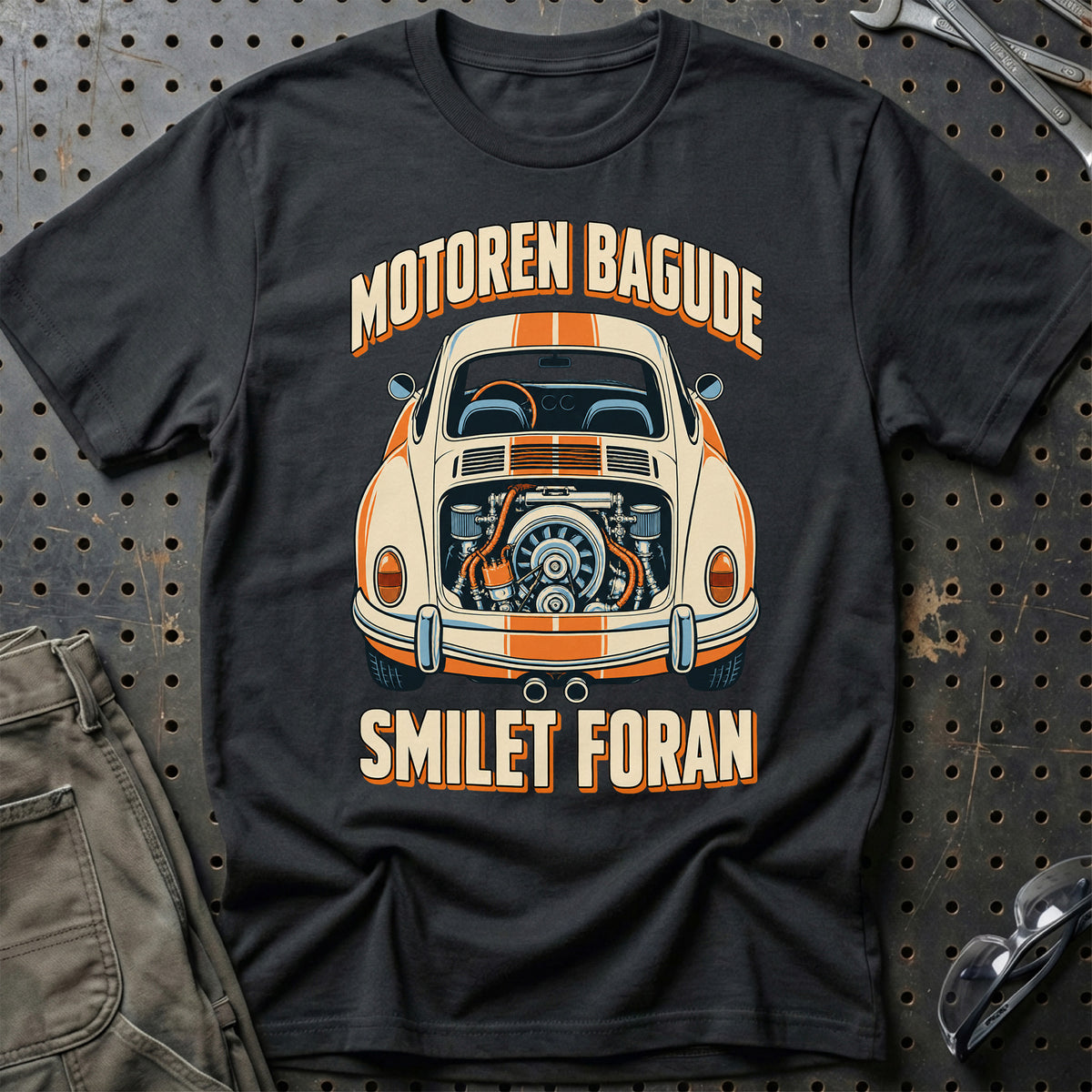 
Motoren bagude – Smilet foran – Unisex T-Shirt – Sort