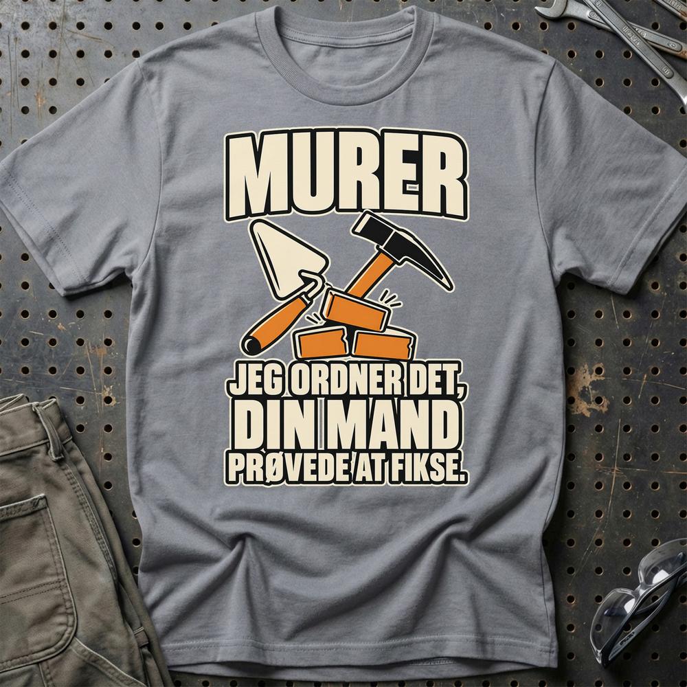 
Produktbillede af Murer – Jeg Ordner Det, Din Mand Prøvede At Fikse T-Shirt