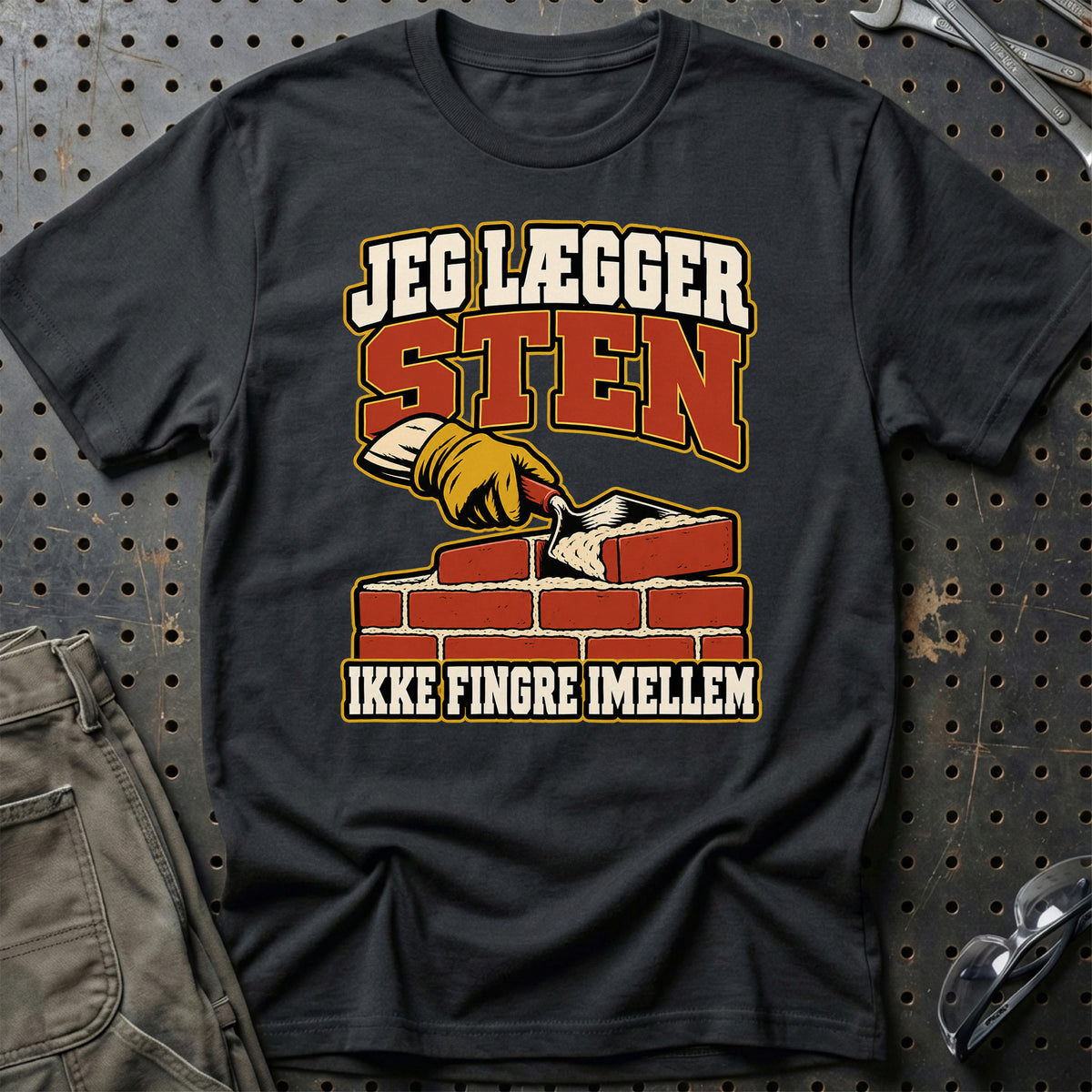 
Murer – Jeg lægger sten, ikke fingre imellem – Unisex T-Shirt – Sort