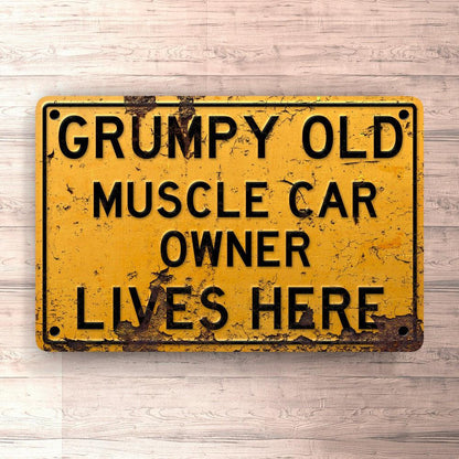 Muscle Car Grumpy Old Muscle Car Owner Lives Here Skilte, Musemåtte, Dørmåtte , Plakat-Skilte-Muscle Car-Garage Culture Shop- garage - man cave - merchandise