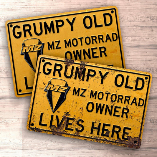 Mz Motorrad Grumpy Old Mz Motorrad Owner Lives Here Skilte, Musemåtte, Dørmåtte , Plakat-Skilte-MZ-Garage Culture Shop- garage - man cave - merchandise